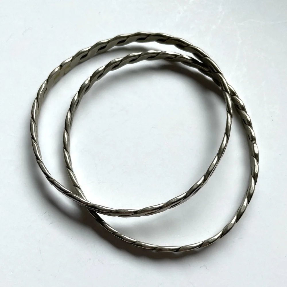 Pair of vintage unmarked sterling? flat twist link Mexico bangle bracelets
